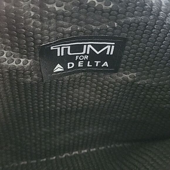 Tumi for Delta Cosmetic Vanity Toiletries Case Toiletry bag - Picture 4 of 5